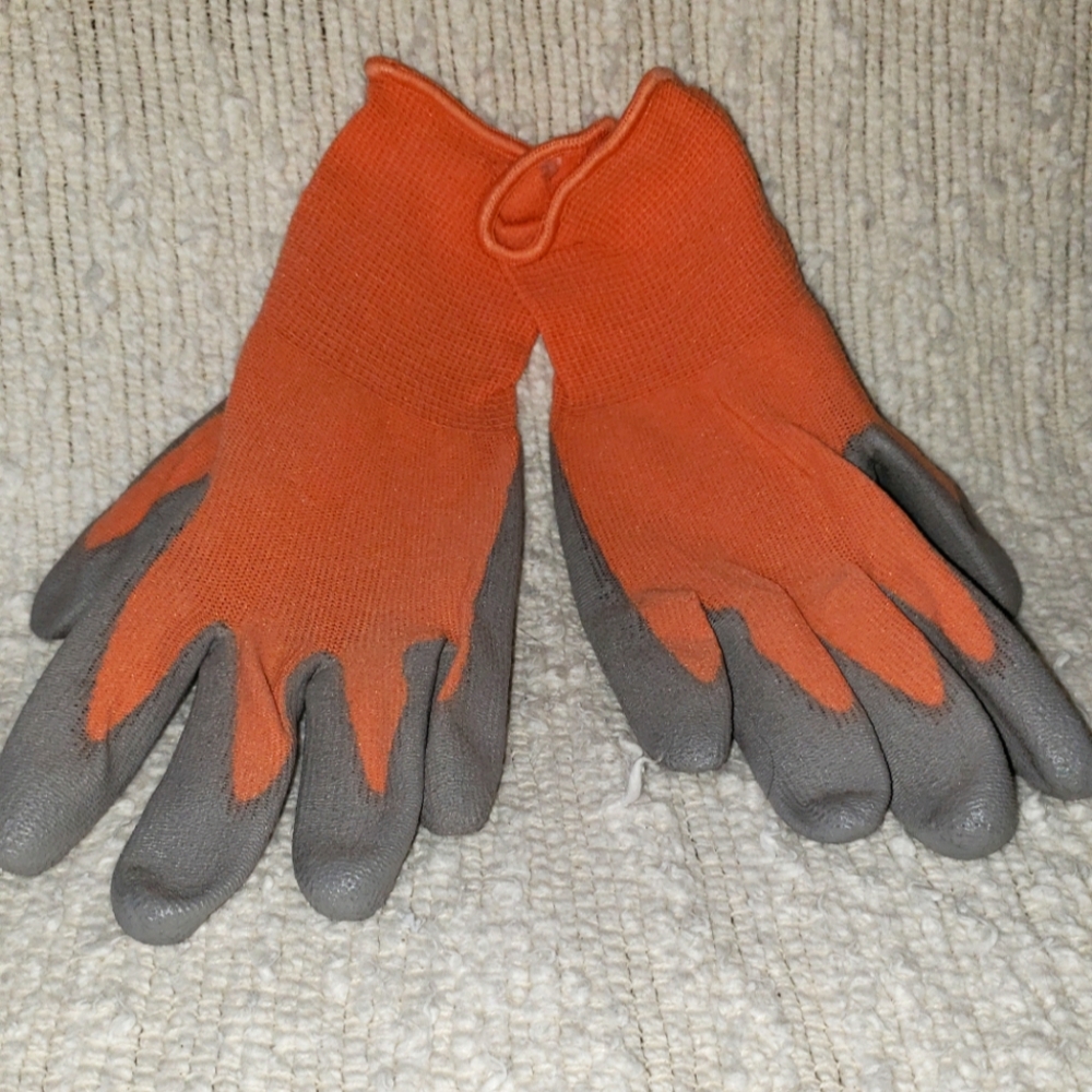 GARDENING GLOVES